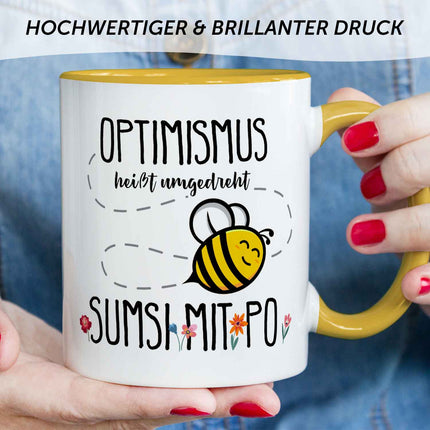 SEO. Bedruckte Tasse mit Spruch - Optimismus heißt umgedreht Sumsi mit Po - Gelb Linkreich