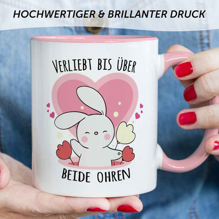 SEO. Bedruckte Tasse mit Spruch - Verliebt bis über beide Ohren - Rosa Linkreich