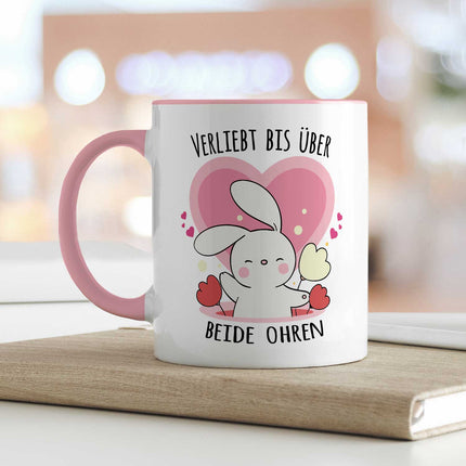SEO. Bedruckte Tasse mit Spruch - Verliebt bis über beide Ohren - Rosa Linkreich