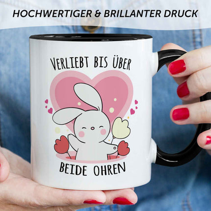 SEO. Bedruckte Tasse mit Spruch - Verliebt bis über beide Ohren - Schwarz & Weiß Linkreich
