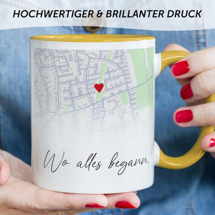 SEO. Bedruckte Tasse mit "Wo alles begann" Motiv - Personalisiertes Geschenk mit Wunschkoordinaten - Gelb Linkreich