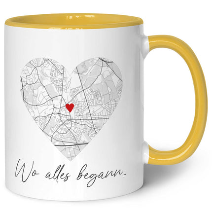 SEO. Bedruckte Tasse mit "Wo alles begann" Motiv - Personalisiertes Geschenk mit Wunschkoordinaten - Gelb Linkreich