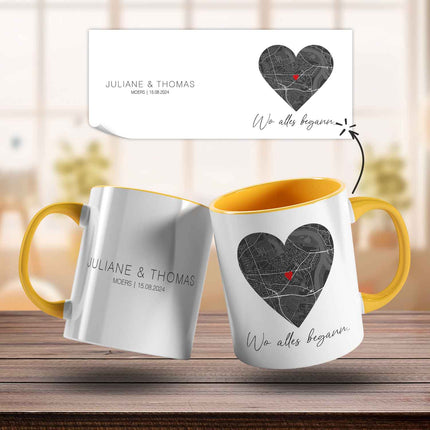 SEO. Bedruckte Tasse mit "Wo alles begann" Motiv - Personalisiertes Geschenk mit Wunschkoordinaten - Gelb Linkreich