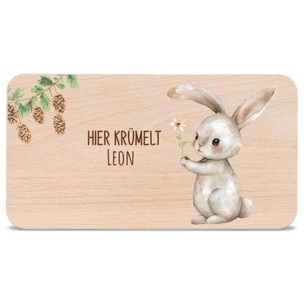 SEO. Bedrucktes Frühstücksbrettchen "Hier Krümelt" mit Tiermotiv & Namen - Hase mit Blume Linkreich