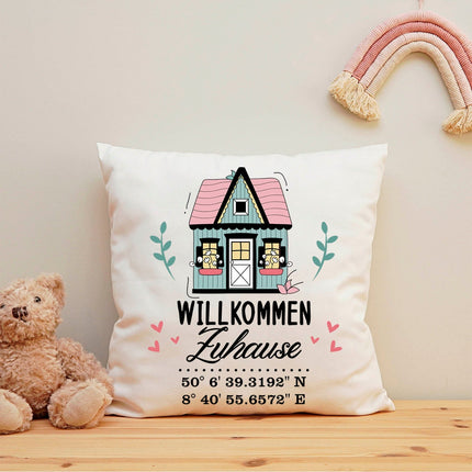 SEO. Bedrucktes Kissen mit Motiv Willkommen Zuhause mit Koordinaten - ohne Füllung Linkreich
