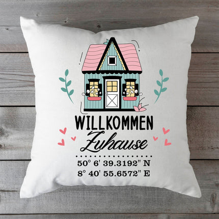 SEO. Bedrucktes Kissen mit Motiv Willkommen Zuhause mit Koordinaten - ohne Füllung Linkreich