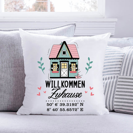SEO. Bedrucktes Kissen mit Motiv Willkommen Zuhause mit Koordinaten - ohne Füllung Linkreich