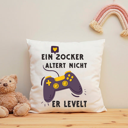 SEO. Bedrucktes Kissen mit Spruch Ein Zocker altert nicht er levelt - mit Füllung Linkreich