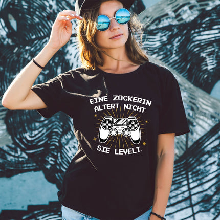 SEO. Bedrucktes T-Shirt für Damen - Eine Zockerin altert nicht - Weiß Linkreich