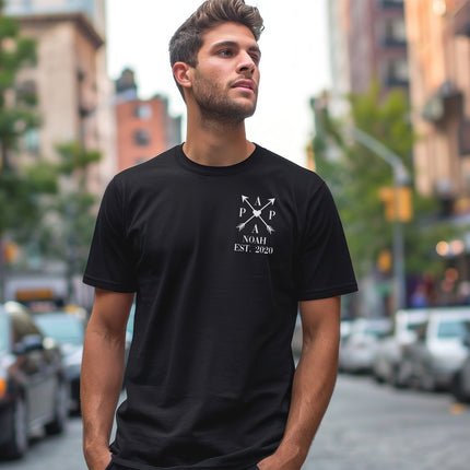 SEO. Bedrucktes T-Shirt für Herren - PAPA EST. Kreuzpfeile - Lila Linkreich