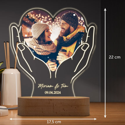 SEO. Beleuchtetes LED Acrylglas mit Foto, Namen & Datum - Herz in Händen - Linkreich