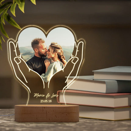 SEO. Beleuchtetes LED Acrylglas mit Foto, Namen & Datum - Herz in Händen - Linkreich