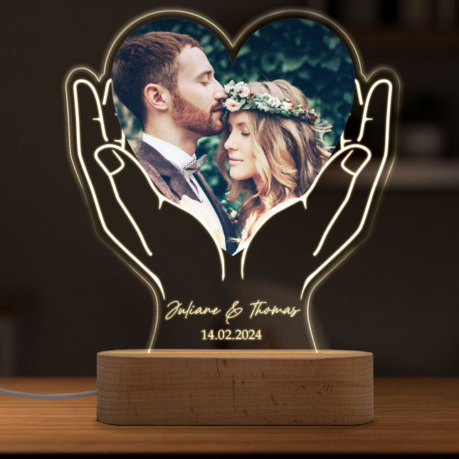 SEO. Beleuchtetes LED Acrylglas mit Foto, Namen & Datum - Herz in Händen - Linkreich