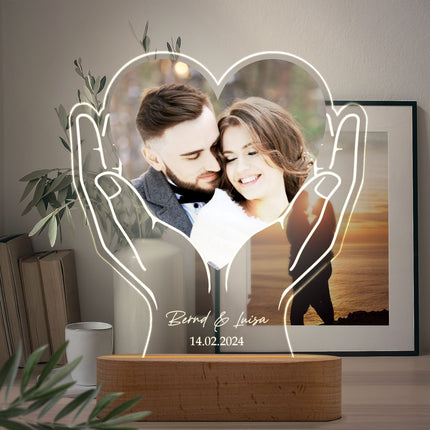 SEO. Beleuchtetes LED Acrylglas mit Foto, Namen & Datum - Herz in Händen - Linkreich