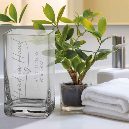 SEO. Blumenvase mit Gravur - Hand in Hand - Personalisiert mit Namen und Datum - Deko Vase als Geschenk - 20 x 11 cm Linkreich