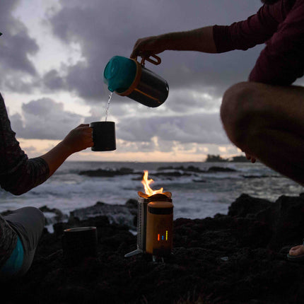 Campingkocher und Ladestation für Smartphones . Aus Holzfeuer Strom erzeugen ! BioLite CampStove Complete Cook Kit