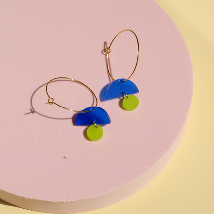 Hoops aus Edelstahl mit blau/limefarbenen geometrischen Formen