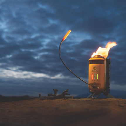 Campingkocher und Ladestation für Smartphones . Aus Holzfeuer Strom erzeugen ! BioLite CampStove Complete Cook Kit