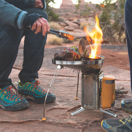 Campingkocher und Ladestation für Smartphones . Aus Holzfeuer Strom erzeugen ! BioLite CampStove Complete Cook Kit