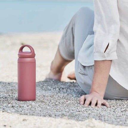 Kinto Day Off Travel Tumbler – 500 ml Vakuum-Isolierte Flasche