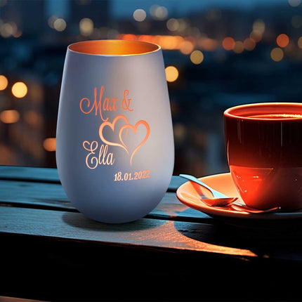 SEO. Deko Windlicht aus Glas mit Gravur - Die große Liebe - Personalisiert mit Name und Datum - Weiß - Bronze Linkreich