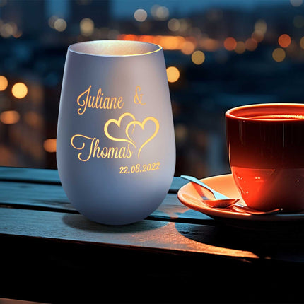 SEO. Deko Windlicht aus Glas mit Gravur - Die große Liebe - Personalisiert mit Name und Datum - Weiß - Silber Linkreich