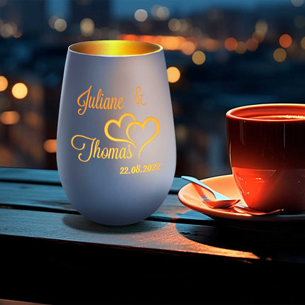 SEO. Deko Windlicht aus Glas mit Gravur - Die große Liebe - Personalisiert mit Name und Datum - Weiß - Gold Linkreich