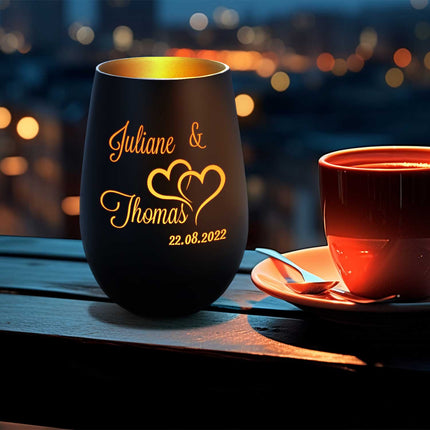 SEO. Deko Windlicht aus Glas mit Gravur - Die große Liebe - Personalisiert mit Name und Datum - Weiß - Gold Linkreich
