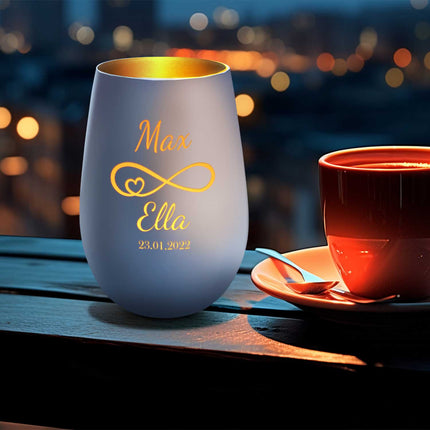 SEO. Deko Windlicht aus Glas mit Gravur - Ewigkeitssymbol - Personalisiert mit Namen & Datum - Weiß - Bronze Linkreich