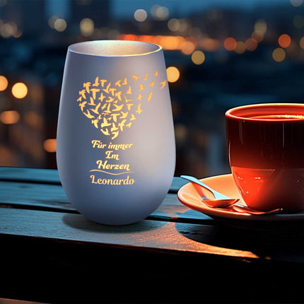 SEO. Deko Windlicht aus Glas mit Gravur - Für Immer im Herzen - Personalisiert mit Namen - Trauerlicht - Weiß - Silber Linkreich