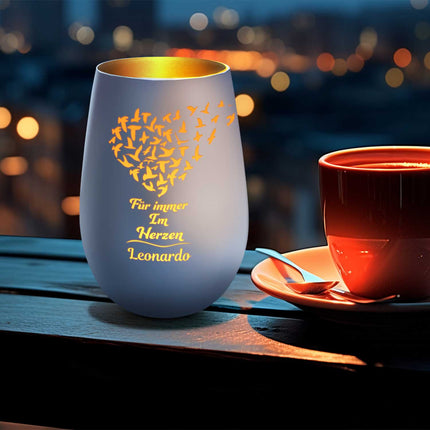 SEO. Deko Windlicht aus Glas mit Gravur - Für Immer im Herzen - Personalisiert mit Namen - Trauerlicht - Weiß - Gold Linkreich