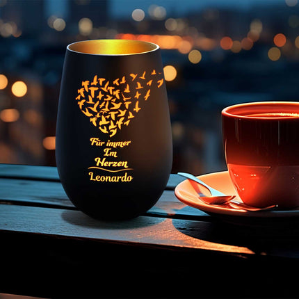 SEO. Deko Windlicht aus Glas mit Gravur - Für Immer im Herzen - Personalisiert mit Namen - Trauerlicht - Schwarz - Gold Linkreich