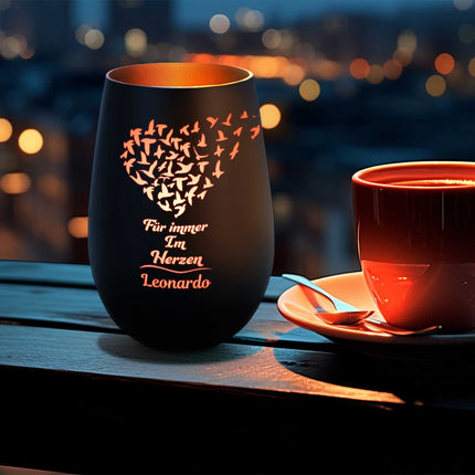 SEO. Deko Windlicht aus Glas mit Gravur - Für Immer im Herzen - Personalisiert mit Namen - Trauerlicht - Schwarz - Bronze Linkreich