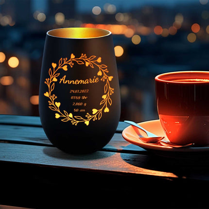 SEO. Deko Windlicht aus Glas mit Gravur - Geschenk zur Geburt - Personalisiert mit Namen - Schwarz - Gold Linkreich