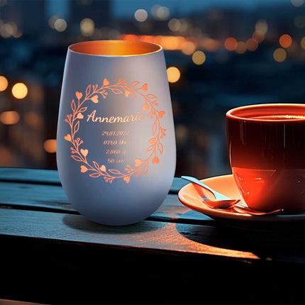 SEO. Deko Windlicht aus Glas mit Gravur - Geschenk zur Geburt - Personalisiert mit Namen - Weiß - Bronze Linkreich