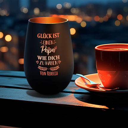 SEO. Deko Windlicht aus Glas mit Gravur - Glück ist einen Papa wie Dich zu haben - Personalisiert mit Nam - Schwarz - Gold Linkreich