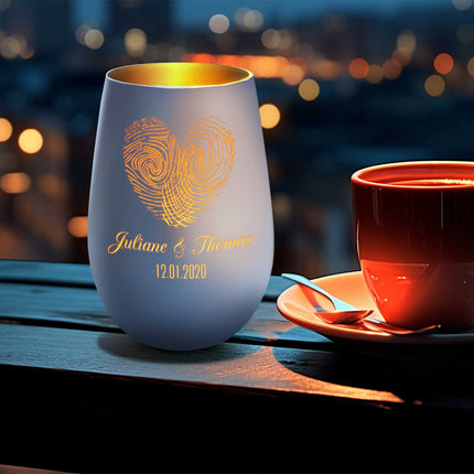 SEO. Deko Windlicht aus Glas mit Gravur - Herz Fingerabdruck - Personalisiert mit Namen & Datum - Weiß - Gold Linkreich