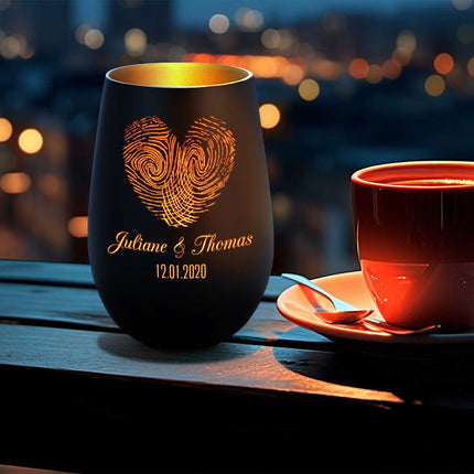 SEO. Deko Windlicht aus Glas mit Gravur - Herz Fingerabdruck - Personalisiert mit Namen & Datum - Schwarz - Gold Linkreich