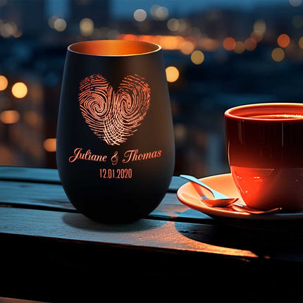 SEO. Deko Windlicht aus Glas mit Gravur - Herz Fingerabdruck - Personalisiert mit Namen & Datum - Schwarz - Gold Linkreich