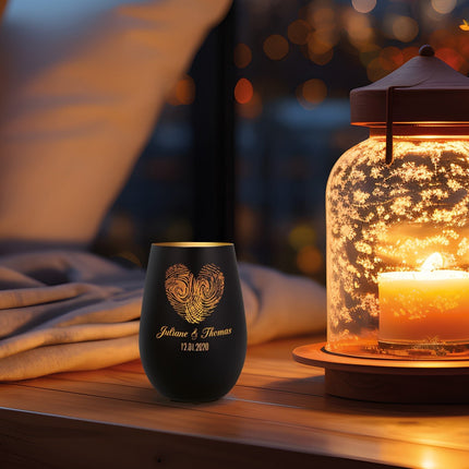 SEO. Deko Windlicht aus Glas mit Gravur - Herz Fingerabdruck - Personalisiert mit Namen & Datum - Schwarz - Gold Linkreich