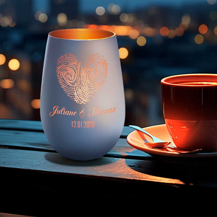 SEO. Deko Windlicht aus Glas mit Gravur - Herz Fingerabdruck - Personalisiert mit Namen & Datum - Weiß - Bronze Linkreich