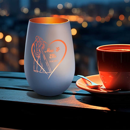 SEO. Deko Windlicht aus Glas mit Gravur - Hochzeitskuss - Personalisiert mit Namen & Datum - Weiß - Bronze Linkreich