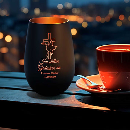 SEO. Deko Windlicht aus Glas mit Gravur - Im Stillen Gedenken - Personalisiert mit Namen & Datum - Trauer - Schwarz - Gold Linkreich