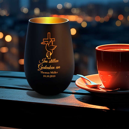 SEO. Deko Windlicht aus Glas mit Gravur - Im Stillen Gedenken - Personalisiert mit Namen & Datum - Trauer - Schwarz - Gold Linkreich