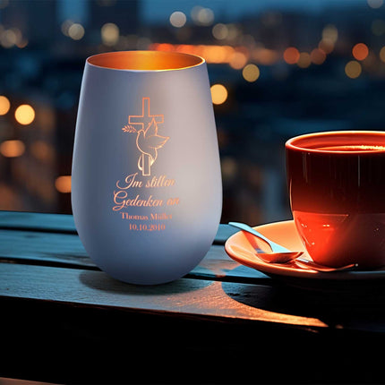 SEO. Deko Windlicht aus Glas mit Gravur - Im Stillen Gedenken - Personalisiert mit Namen & Datum - Trauer - Weiß - Bronze Linkreich