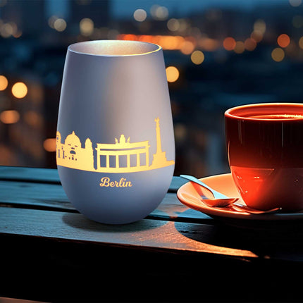 SEO. Deko Windlicht aus Glas mit Gravur - Skyline Berlin - Weiß - Silber Linkreich