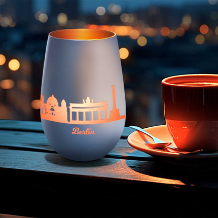 SEO. Deko Windlicht aus Glas mit Gravur - Skyline Berlin - Weiß - Bronze Linkreich