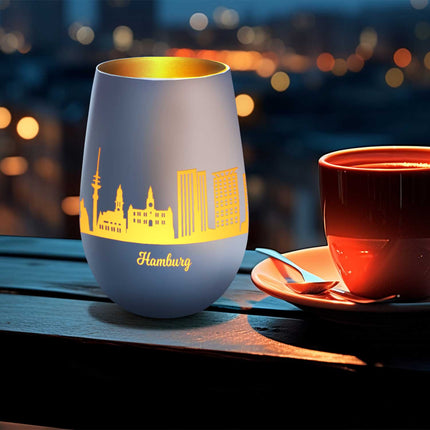 SEO. Deko Windlicht aus Glas mit Gravur - Skyline Hamburg - Weiß - Gold Linkreich