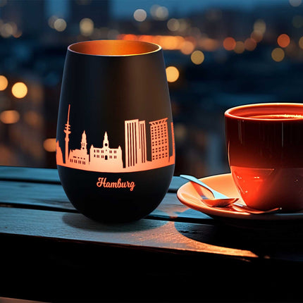 SEO. Deko Windlicht aus Glas mit Gravur - Skyline Hamburg - Schwarz - Gold Linkreich
