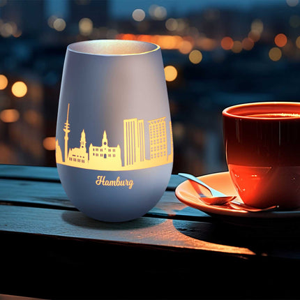 SEO. Deko Windlicht aus Glas mit Gravur - Skyline Hamburg - Weiß - Silber Linkreich
